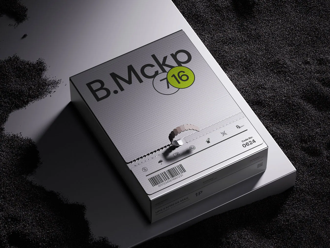 Caixa de produto com a etiqueta B.Mckp 16, sobre um chão escuro e texturizado.